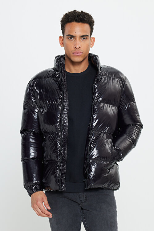 Standart Fit Normal Kesim Dik Yaka Rüzgar Geçirmez Elyaf Dolgulu Siyah MontET0824100203SYH